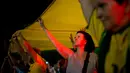 Sejumlah demonstran memegang spanduk dalam warna bendera Brasil untuk dibentangkan saat menggelar aksi protes di Rio de Janeiro, Brasil (3/4). Mereka menggelar aksi protes terkait mantan Presiden Brasil Luiz Inacio Lula da Silva. (AP / Silvia Izquierdo)