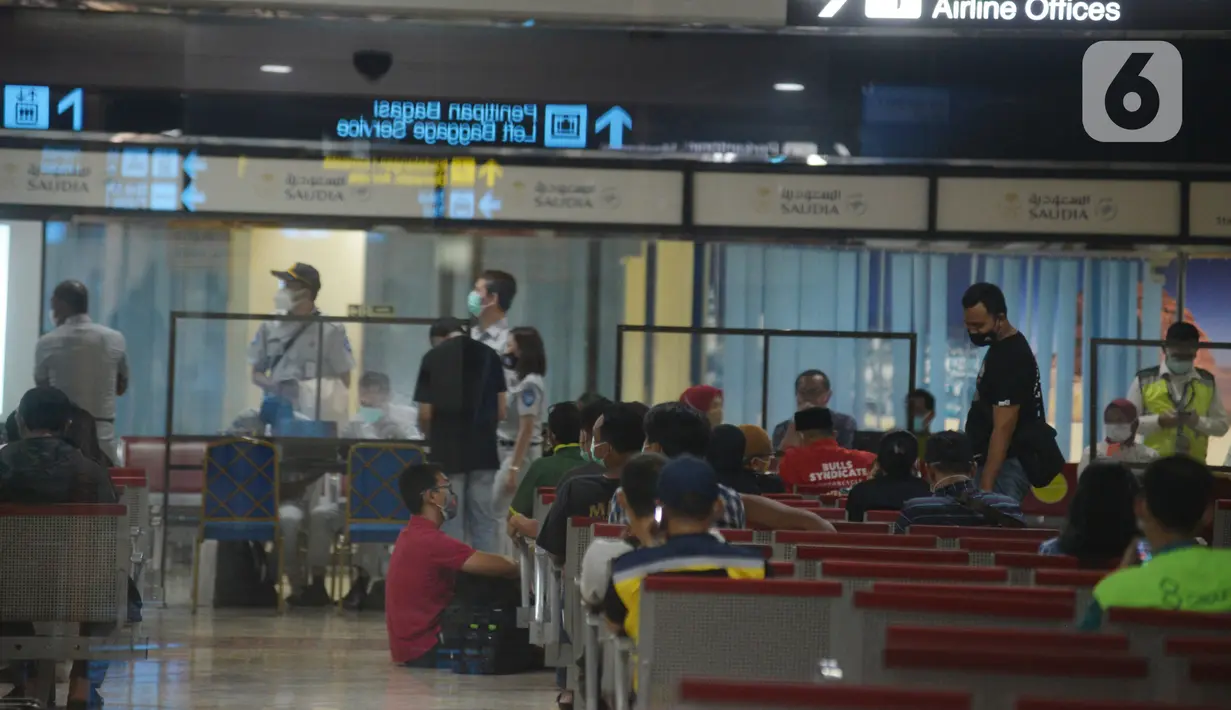 Keluarga penumpang dan kru menunggu informasi di Posko Crisis Center Sriwijaya Air SJ  182, Terminal 2D Bandara Soekarno-Hatta, Tangerang, Banten, Sabtu (9/1/2021). Sriwijaya Air SJ 182 rute Jakarta-Pontianak hilang kontak empat menit usai lepas landas dari Bandara Soetta. (merdeka.com/Imam Buhori)