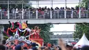 Warga memadati salah satu JPO di ruas Jalan Gajah Mada, Jakarta saat menyaksikan karnaval Cap Go Meh 2018, Minggu (4/3). Beragam atraksi budaya ditampilkan dalam karnaval Cap Go Meh 2018 di kawasan Glodok Jakarta. (Liputan6.com/Helmi Fithriansyah)