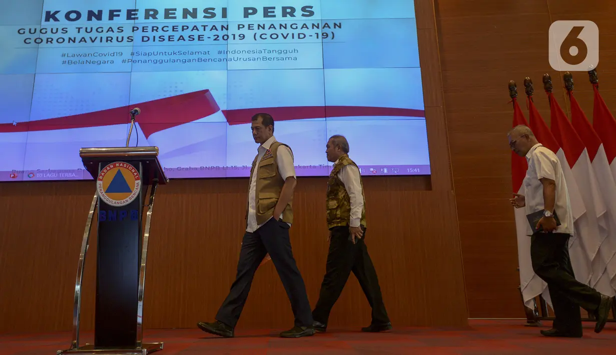 Kepala BNPB Letjen TNI Doni Monardo bersiap mengumumkan pembentukan gugus percepatan tugas penaganan Covid-19 di Jakarta, Sabtu (14/3/2020). Gugus tugas dibentuk berdasarkan Keppres Nomor 7 Tahun 2020 tentang Gugus Tugas Percepatan Penanganan Virus Corona. (merdeka.com/Imam Buhori)