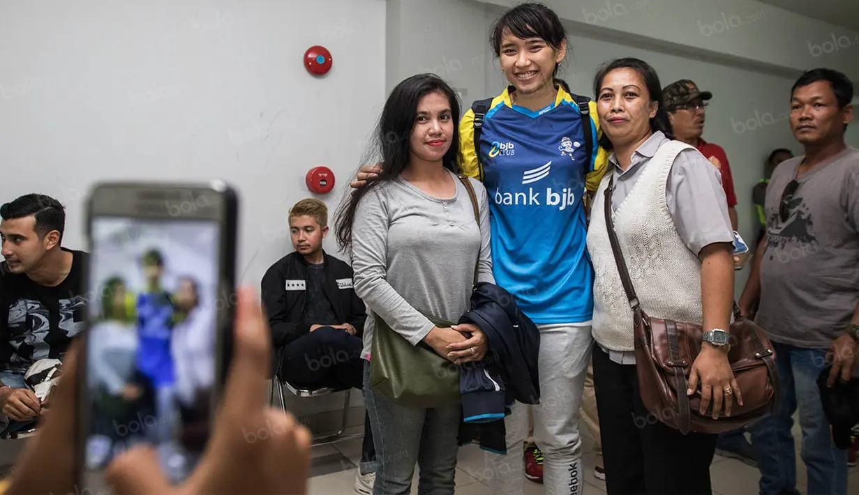 Yolla Yuliana yang merupakan pemain tim Jakarta PLN Electrik ini memang dikenal ramah kepada para penggemarnya. (Bola.com/Vitalis Yogi Trisna)
