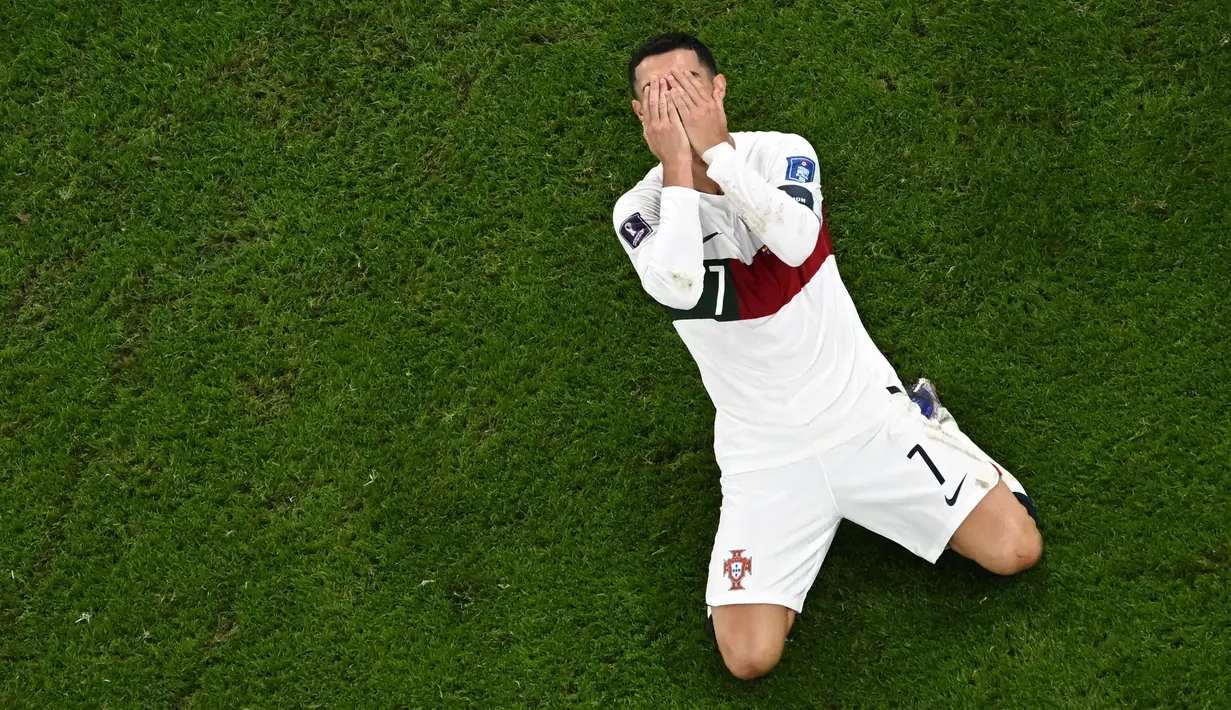 Piala Dunia 2022 merupakan yang paling emosional bagi Cristiano Ronaldo. Bagaimana tidak, sebelum Piala Dunia 2022 dimulai Ronaldo harus berpisah dengan klub yang membesarkan namanya yaitu Manchester United. Lalu, Ronaldo yang berencana ingin pensiun dalam karir sepakbola Internasional harus menerima kenyataan pahit ketika Portugal dikandaskan Maroko di babak 16 besar. (AFP/Manan Vatsyayana)