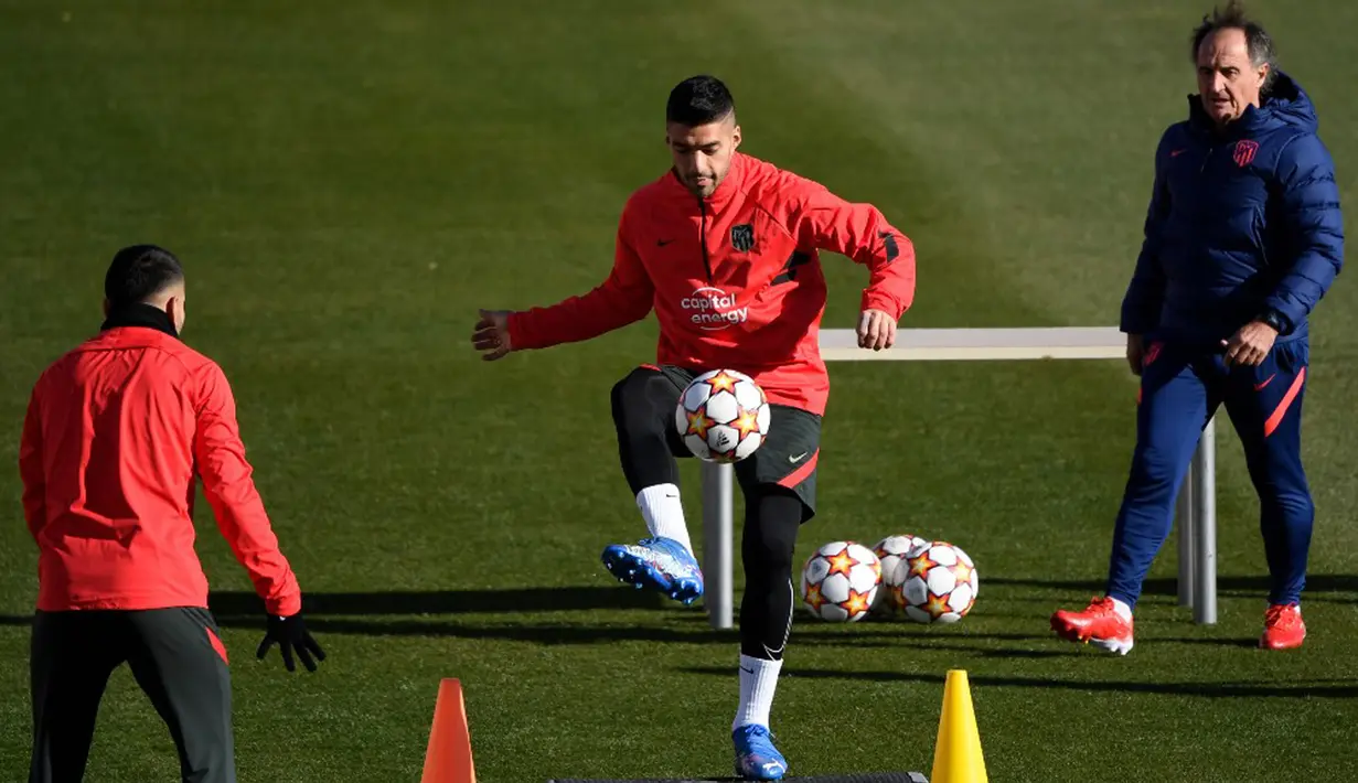 Pemain Atletico Madrid Luis Suarez menghadiri sesi latihan jelang menghadapi FC Porto pada pertandingan Grup B Liga Champions di tempat latihan klub di Majadahonda, Spanyol, 6 Desember 2021. (PIERRE-PHILIPPE MARCOU/AFP)