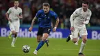 Di pundak Ciro Immobile, Roberto Mancini sangat berharap Timnas Italia bisa mencetak gol ke gawang Inggris pada final nanti. Setidaknya meski gagal menyumbangkan gol, Immobile tetap pemain yang berpotensi mengacaukan konsentrasi Harry Maguire dan kawan-kawan. (Foto: AFP/Pool/Frank Augstein)