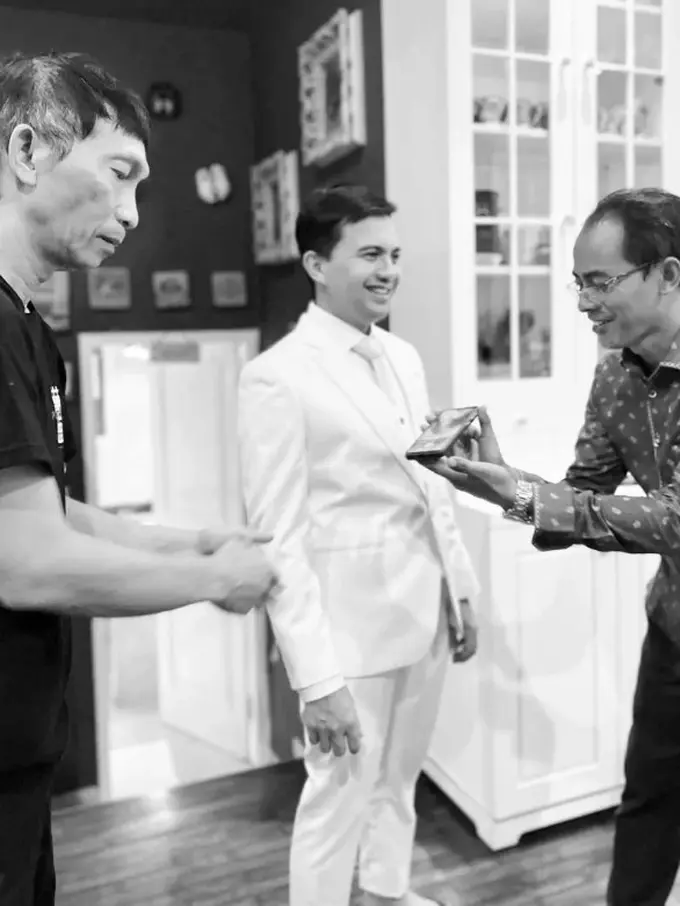 Sahrul Gunawan fitting baju pengantin (Instagram/sahrulgunawanofficial)