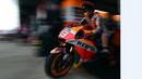 Pebalap Repsol Honda, Marc Marquez, saat meninggalkan pit lane dalam latihan bebas pertama MotoGP Australia di Sirkuit Phillip Island, Jumat (16/10/2015). (AFP Photo/Saeed Khan)