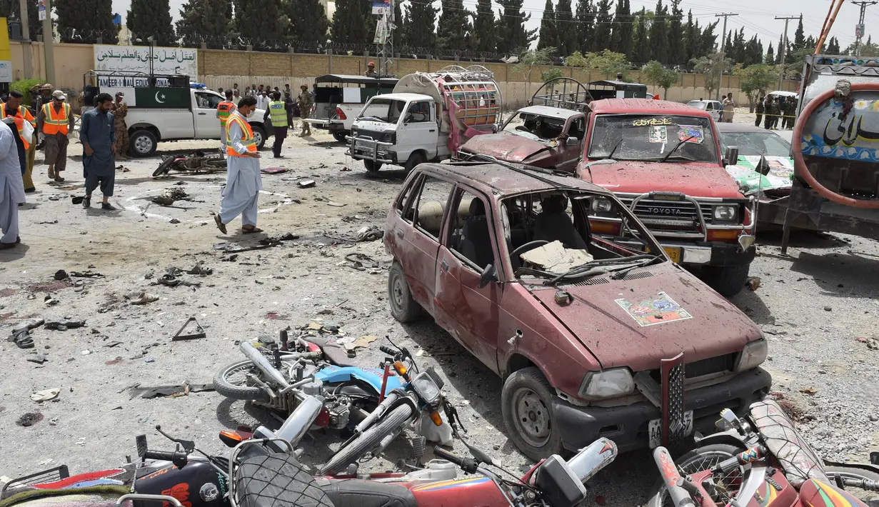 Personel keamanan berjaga di lokasi serangan bom bunuh diri di Quetta, Pakistan, Rabu (25/7). Sebanyak 31 orang tewas dalam serangan tersebut. (BANARAS KHAN/AFP)