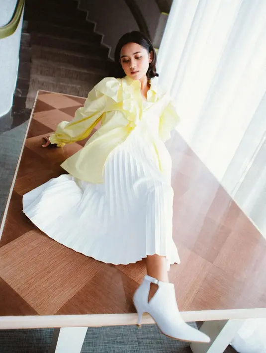 Ziva Magnolya tampil bright di potret ini. Ia mengenakan kemeja kuning dengan aksen ruffle yang dipadukan dengan pleated skirt putih dan ankle boots heels. [instagram/zivamagnolya]