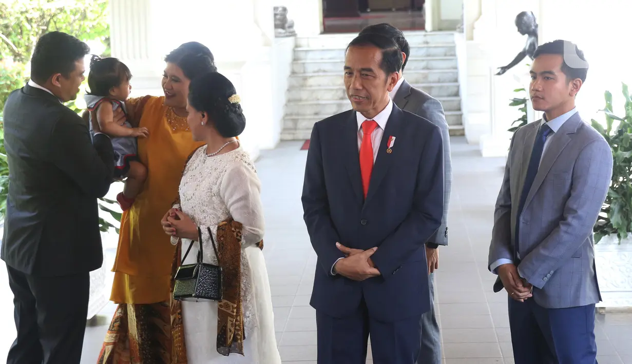 Presiden  Joko Widodo bersama ibu negara Iriana didampingi putra putrinya bersiap meninggalkan Istana Merdeka menuju gedung DPR, Jakarta, Minggu (20/10/2019). Jokowi bersama keluarga menuju DPR untuk dilantik menjadi presiden untuk kedua kalinya. (Liputan6.com/Angga Yuniar)
