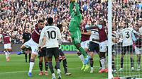Kiper Manchester United (MU), Andre Onana, menangkap bola di udara dalam laga menghadapi West Ham United di London Stadium, Minggu (27/10/2024) malam WIB. MU kalah 1-2 dalam laga tersebut. (Glyn KIRK / AFP)