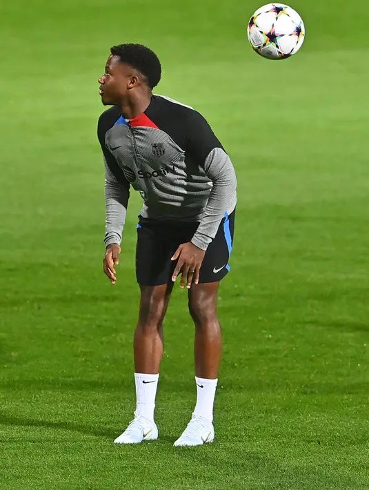 Gelandang Barcelona Spanyol Ansu Fati menghadiri sesi latihan menjelang matchday terakhir Grup C Liga Champions 2022/2023 melawan Viktoria Plzen di Plzen, Republik Ceko, Senin (31/10/2022). Menang, imbang, atau kalah sudah tak berarti apa-apa bagi Plzen maupun Barcelona. (Photo by Michal Cizek / AFP)