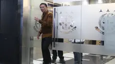 Mantan Komisaris Utama PT Pertamina (Persero), Basuki Tjahaja Purnama alias Ahok bersiap meninggalkan gedung Kejaksaan Agung Republik Indonesia, Jakarta, Kamis (13/3/2025). (merdeka.com/Arie Basuki)