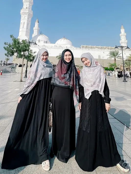 Bersama kedua saudara perempuannya, Oki pun kompak mengenakan abaya hitam yang dipadukan kerudung warna hitam maroon yang memiliki motif. [@okisetianadewi]