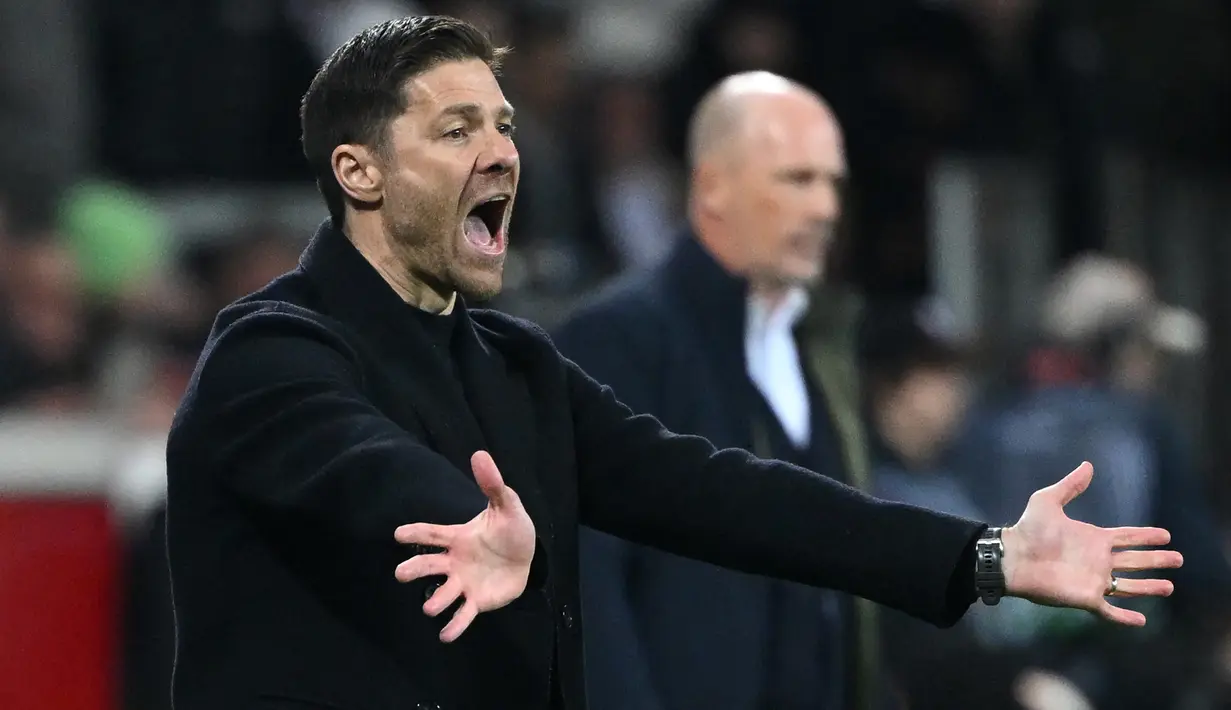 Xabi Alonso ditunjuk menjadi pelatih Bayer Leverkusen pada 5 Oktober 2022 menggantikan Gerardo Seoane saat tim berada di posisi ke-17 dari 18 tim di Liga Jerman 2022/2023. Kini, hingga pekan ke-29 Bayer Leverkusen melesat ke posisi ke-6 dan sukses lolos ke semifinal Liga Europa untuk menantang AS Roma. (AFP/Ina Fassbender)