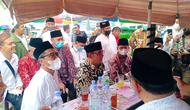 Gubernur Jawa Barat Ridwan Kamil makan sate di kompleks Pasarean Mbah Kholil Bangkalan bersama Bupati Bangkalan R. Abdul Latif.