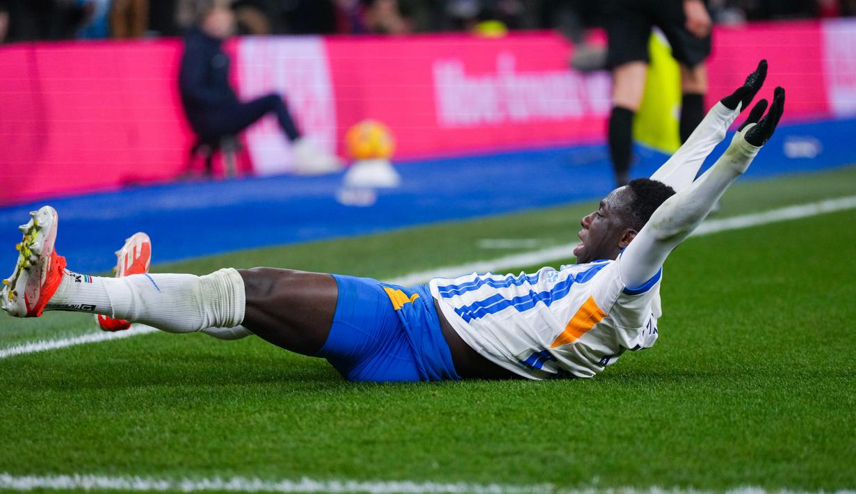 Kaoru Mitoma membuka keunggulan Brighton sebelum digandakan oleh Yankuba Minteh. Minteh kemudian mencetak gol keduanya di laga ini pada paruh kedua. (AP Photo/Dave Shopland)