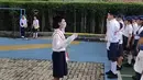 Bilqis pun lengkap mengenakan atribut sebagai petugas upacara dari, sash putih list merah dengan tulisan petugas upacara, gloves putih, dan syal merah yang dikenakan di masukan ke dalam kemeja. [@ayutingting92]