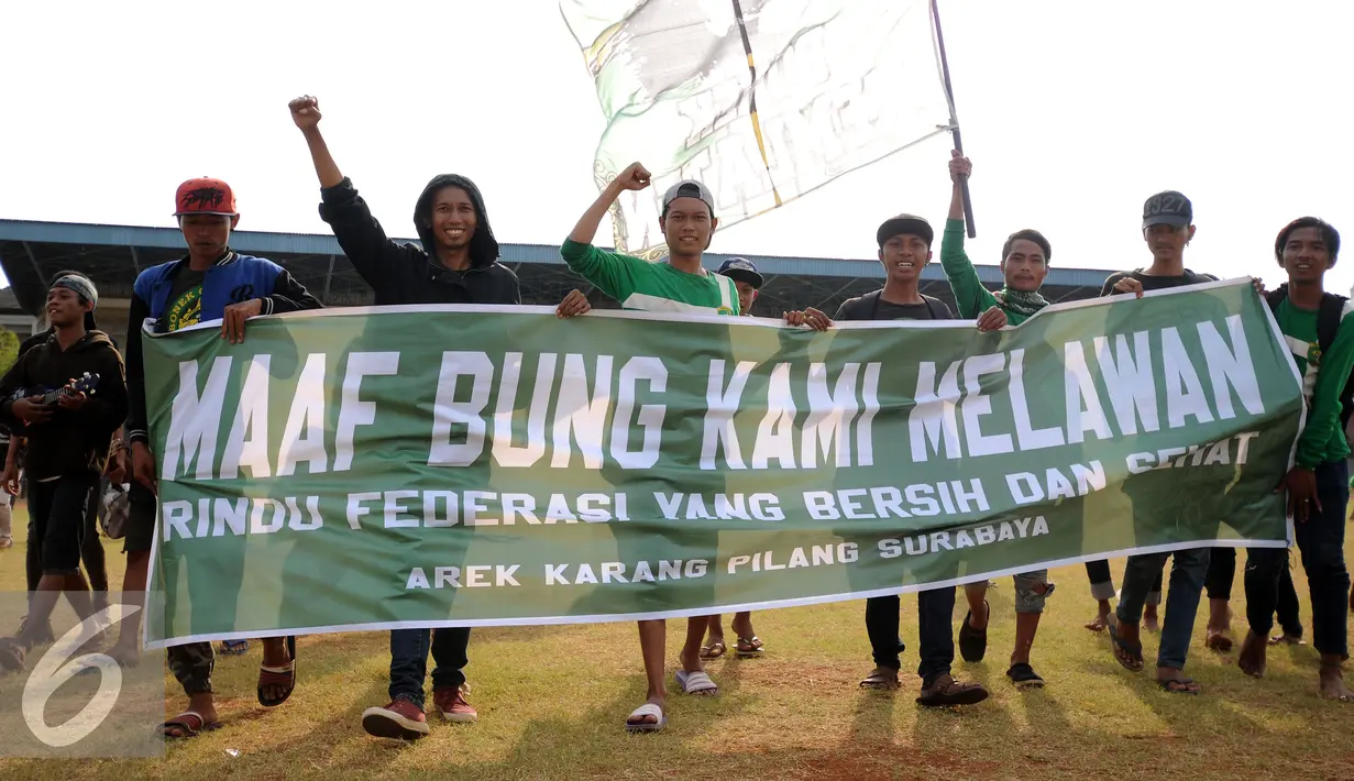  Pendukung Persebaya 1927 membentangkan spanduk saat meninggalkan Stadion Tugu, Jakarta, Rabu (3/8). Bonek meninggalkan Jakarta setelah mendengar kabar aspirasi mereka akan dibahas pada KLB PSSI, Oktober mendatang. (Liputan6.com/Helmi Fithriansyah)