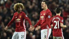 Striker Manchester United, Zlatan Ibrahimovic, merayakan gol yang dicetaknya ke gawang Liverpool pada laga Liga Inggris di Stadion Old Trafford, Inggris, Minggu (15/1/2017). Kedua tim bermain imbang 1-1. (AFP/Oli Scarff) 