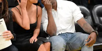 Kanye West sedang menjalani perawatan intensif di rumah sakit lantaran penyakit  gangguan mental yang sedang dialaminya. Sebagai istri, Kim Kardashian melakukan berbagai hal menunjukan kasih sayangnya. (AFP/Bintang.com)
