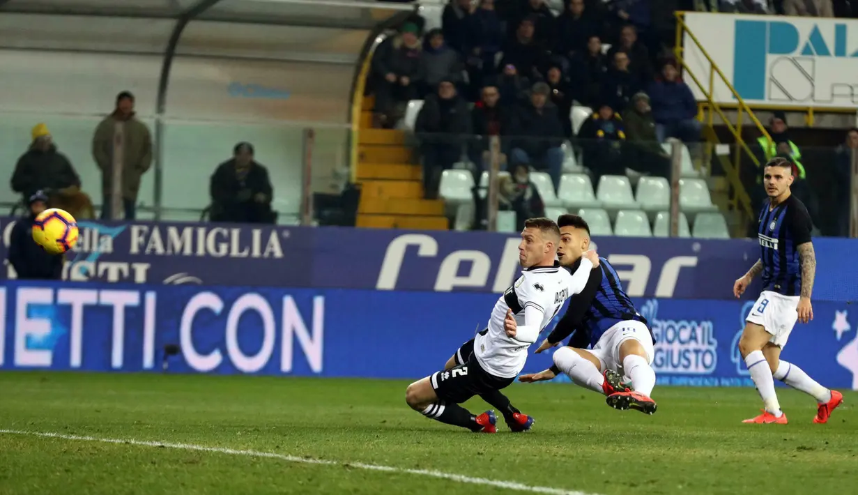 Striker Inter Milan, Lautaro Martinez, mencetak gol ke gawang Parma pada laga Serie A di Stadion Ennio-Tardini, Sabtu (9/2). Inter Milan menang 1-0 atas Parma. (AP/Serena Campanini)