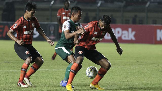 Gelandang Persebaya Surabaya, Irfan Jaya, berusaha merebut bola saat melawan Perseru Serui pada laga Piala Presiden 2019. (Bola.com/Yoppy Renato)