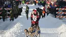 Penggembala, Aliy Zirkle dan gerombolan anjingnya mengikuti perlombaan kereta luncur anjing Trail Iditarod di Anchorage, 2 Maret 2019. Iditarod sudah menjadi tradisi di Alaska, sejak daerah ini belum menjadi negara bagian Amerika. (AP/Michael Dinneen)