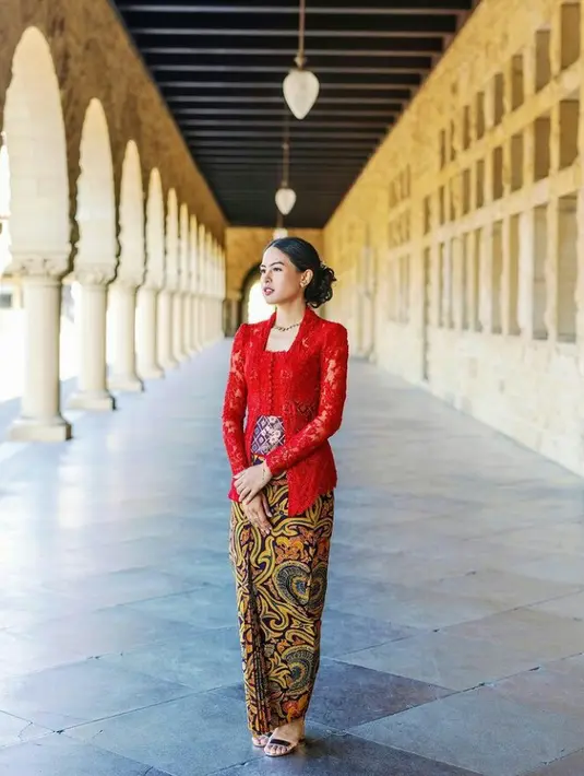 Di hari kelulusannya dari Standford University, Maudy Ayunda kenakan kebaya kutubaru klasik dengan angkin merah marun bersama batik tulis halus rancangan desainer Didiet Maulana. Artis multitalenta ini melengkapi penampilannya dengan kalung dan hiasan rambut warna kuno. (FOTO: Instagram/maudyayunda)