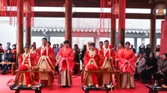 Pasangan pengantin mengikuti sebuah upacara pernikahan tradisional yang diadakan di Guiyang, ibu kota Provinsi Guizhou, China barat daya, pada 16 November 2020. (Xinhua/Ou Dongqu)