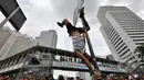 Salah satu aksi yang diperagakan pegiat 'Pole Dance'  di Bundaran HI, Jakarta, Minggu (18/1/2015). (Liputan6.com/Miftahul Hayat)