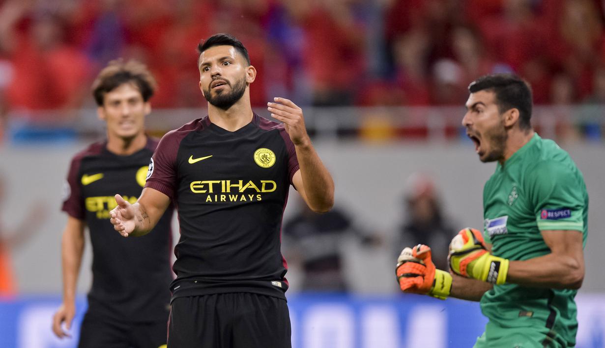  Ekspresi Sergio Aguero usai gagal melakukan tendangan penalti ke gawang Steaua Bucharest pada kualifikasi liga Champions di Stadion National Arena, Bucharest, Romania, Rabu, (17/8/2016) dini hari WIB. (AP/Andreea Alexandru)