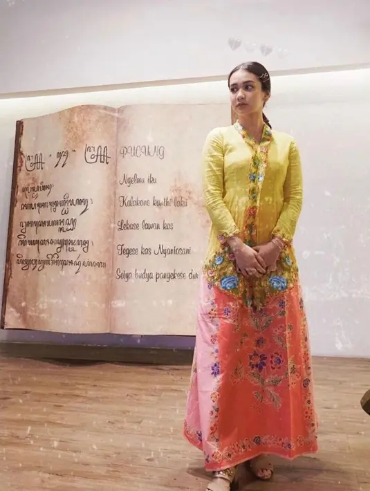 Kombinasi kebaya encim warna kuning dan rok batik warna peach, membuat penampilan Dea Annisa terlihat manis. [Instagram/deaaannisa]