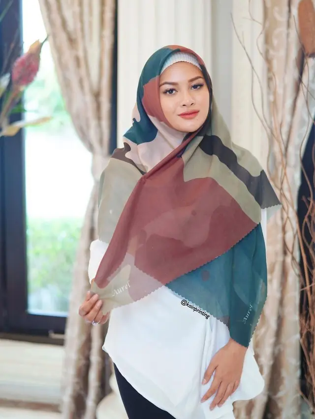 Gaya Aurel Hermansyah Dalam Balutan Hijab (sumber: instagram/aurelie.hermansyah)