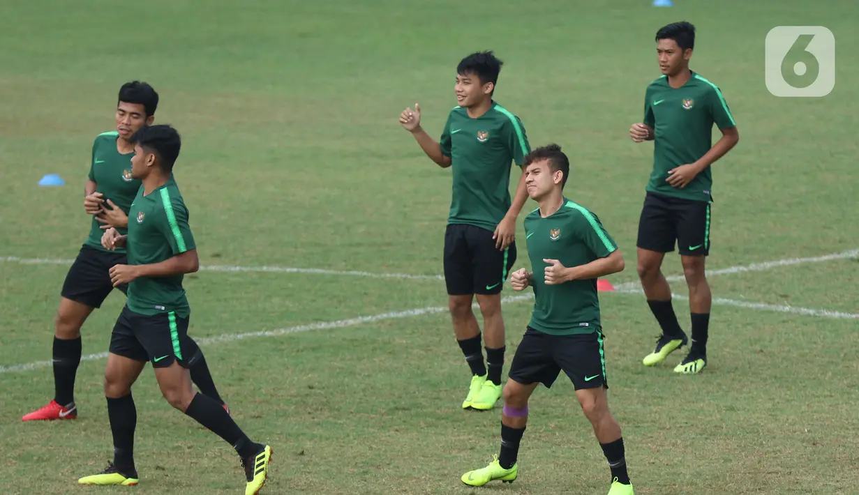 Pemain Timnas Indonesia U-19, Witan Sulaeman (kedua kiri) saat latihan di Lapangan A Kompleks GBK Jakarta, Selasa (23/20). Pemain kelahiran Palu, 21 tahun, diikat dengan kontrak berdurasi 3,5 tahun oleh Persija. Hal ini membuat dia setidaknya akan bertahan hingga 31 Mei 2026.  (Liputan6.com/Helmi Fithriansyah)
