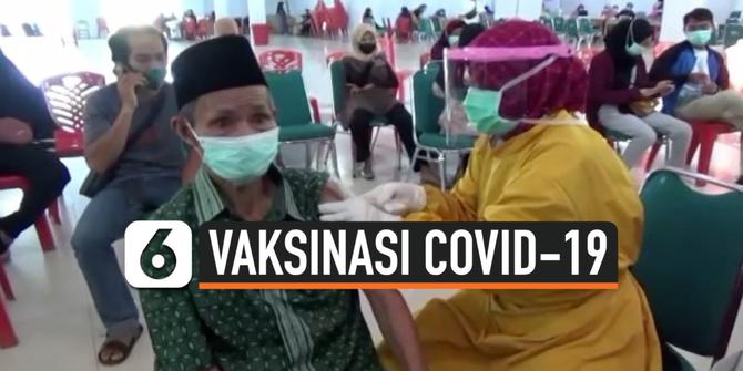 VIDEO: Kakek Berusia 1 Abad Jalani Vaksinasi Covid-19 di Sulbar