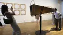 Tiga dekade perjalanan artistik Olafur Eliasson mengajak pengunjung untuk merangkul kesadaran ekologis dan merayakan keberagaman perspektif budaya. Tampak dalam foto, pengunjung menikmati koleksi seni modern dan kontemporer karya Olafur Eliasson di Museum of Modern and Contemporary Art in Nusantara (MACAN), Jakarta, Minggu 12 April 2026. (Kapanlagi.com/Budy Santoso)