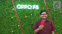 PR Manager Oppo Indonesia Aryo Meidianto memegang Oppo F5 6GB varian merah. (Liputan6.com/ Agustin Setyo Wardani).