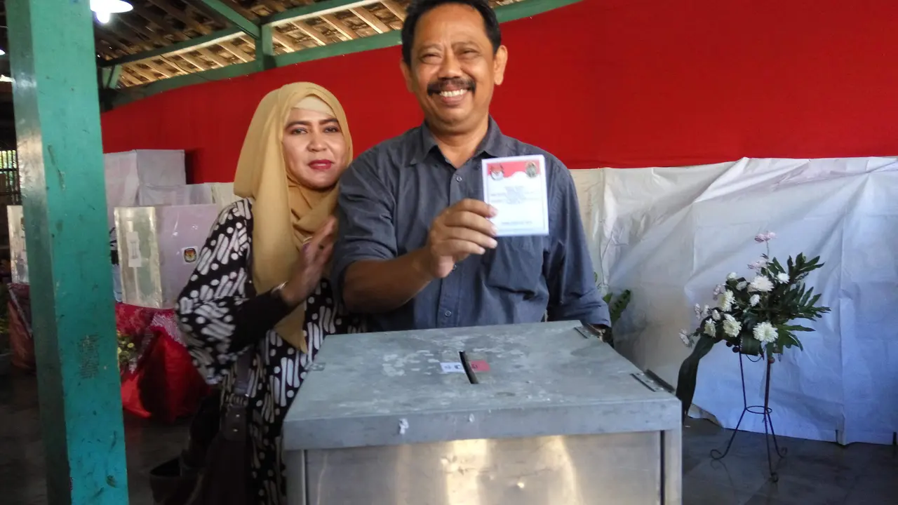 Calon Wali Kota Yogyakarta Nebeng Coblos di TPS Tempat Ibu