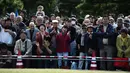 Sejumlah warga menyaksikan perayaan nasional untuk menandai penobatan Kaisar Jepang Naruhito di depan Istana Kekaisaran di Tokyo (9/11/2019). Kaisar Naruhito menggantikan posisi ayahnya, Akihito yang menjadi kaisar pertama yang turun tahta. (AFP Photo/Charly Triballeau)