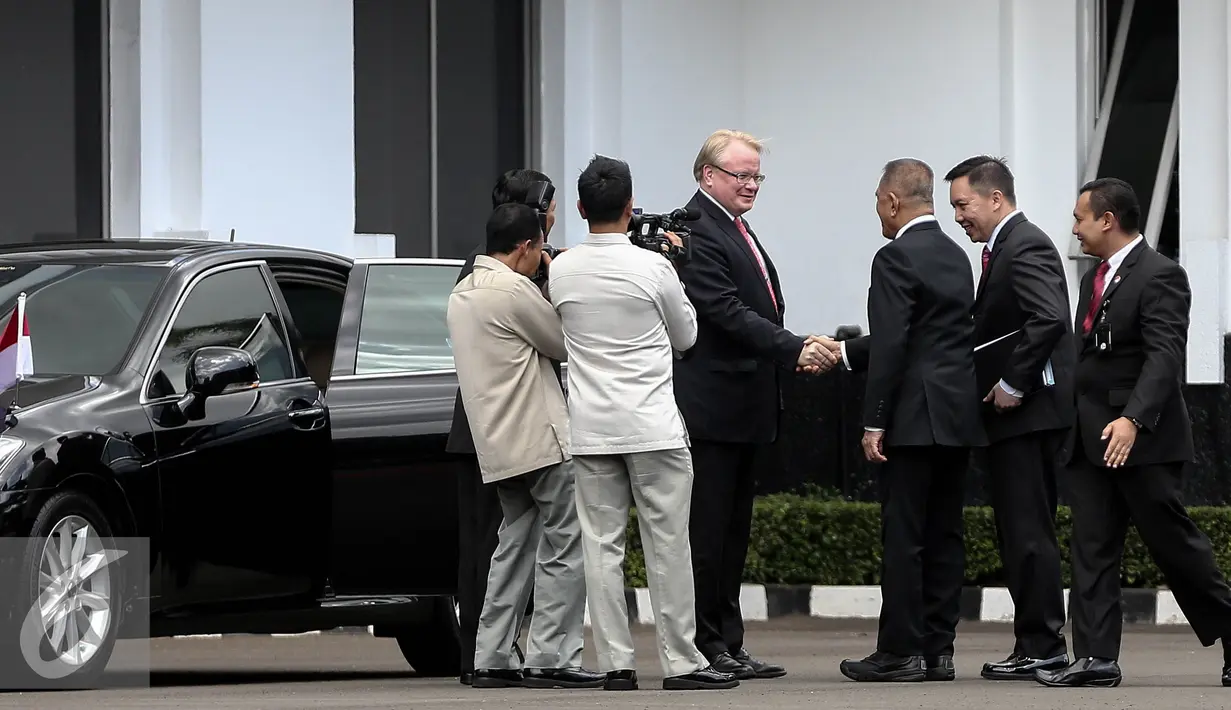 Menhan Ryamizard Ryacudu (ketiga kanan) terima kunjungan Menteri Pertahanan Kerajaan Swedia Carl Anders Peter  Hultqvist saat tiba di Kementerian Pertahanan, Jakarta, Selasa (20/12). (Liputan6.com/Faizal Fanani)