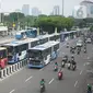 Bus Transjakarta antre saat melintasi Shelter Harmoni, Jakarta, Kamis (5/11/2020). PT Transportasi Jakarta (Transjakarta) menargetkan di tahun 2030 seluruh armada merupakan bus listrik. Diharapkan total bus listrik mencapai 12.120 unit diakhir tahun 2030. (Liputan6.com/Immanuel Antonius)