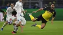 Gelandang Dortmund, Emre Can saat dilanggar bek PSG, Marquinhos pada pertandingan leg pertama babak 16 Liga Champions di Dortmund, Jerman (18/2/2020). Dortmund menang 2-0 atas PSG. (AP Photo/Martin Meissner)