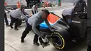 Pebalap Manor Racing asal Indonesia, Rio Haryanto, berada di depan rekan timnya, Pascal Wehrlein yang berada di posisi ke-20 dalam latihan bebas ketiga F1 GP Rusia di Sirkuit Sochi Autodrom, Rusia, Sabtu (30/4/2016). (Bola.com/Twitter/Manorracing)