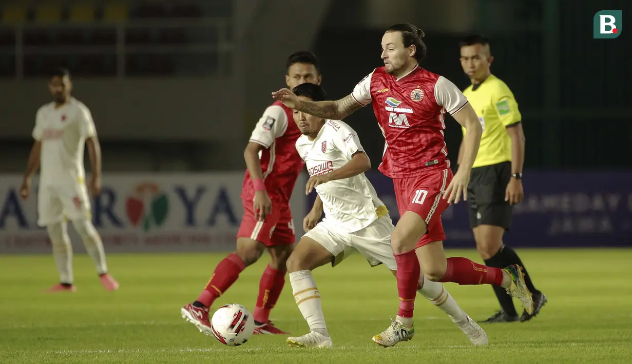 Namun, emosi Klok tidak terpancing. Dia tetap mampu menjadi jenderal lapangan tengah Persija. Pemain naturalisasi kelahiran Belanda itu juga menjadi satu dari empat pemain tim ibu kota yang mencetak gol di adu penalti. (Foto: Bola.com/Ikhwan Yanuar)