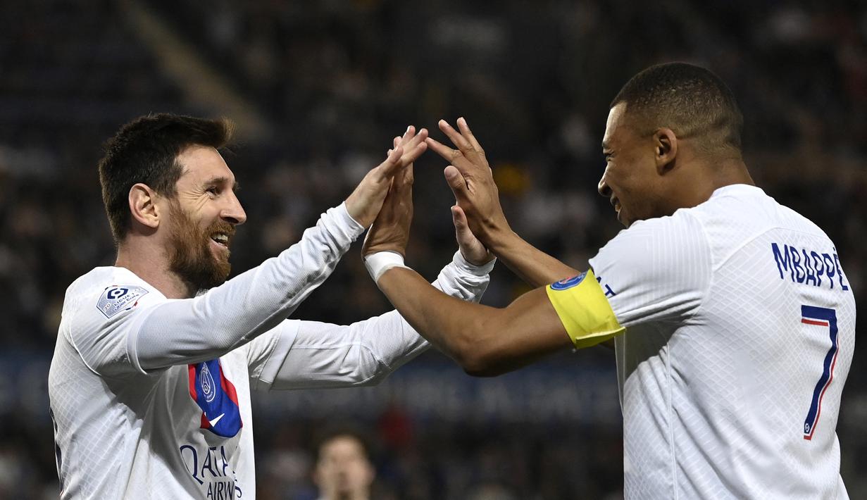 Selebrasi striker PSG, Lionel Messi (kiri) bersama Kylian Mbappe setelah mencetak gol ke gawang Strasbourg pada laga pekan ke-37 Liga Prancis 2022/2023 di Stade de la Meinau, Strasbourg, Prancis (27/5/2023). (AFP/Patrick Hertzog)