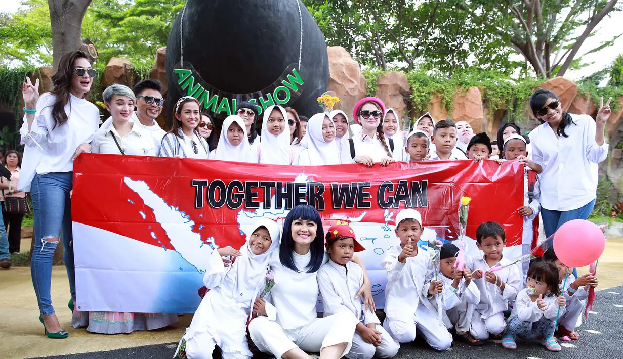 Sedikit motivasi diberikan Jupe pada anak-anak yatim piatu. Memberikan semangat untuk sukses meski hidup dalam kekurangan. (Deki Prayoga/Bintang.com)