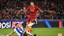 Bek FC Porto, Pepe berusaha menghentikan langkah Pelegrini pada leg 1, 16 besar Liga Champions yang berlangsung di stadion Olimpico, Roma, Rabu (13/2). AS Roma menang 2-1 atas FC Porto. (AFP/ Alberto Pizzoli)