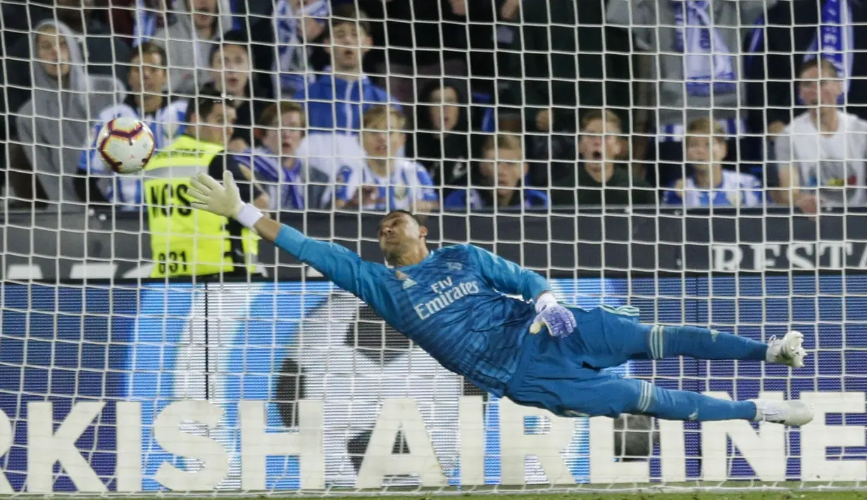 Kiper Real Madrid, Keylor Navas, menghalau bola saat melawan Leganes pada laga La Liga di Stadion Municipal Butarque, Senin (15/4). Kedua tim bermain imbang 1-1. (AP/Bernat Armangue)