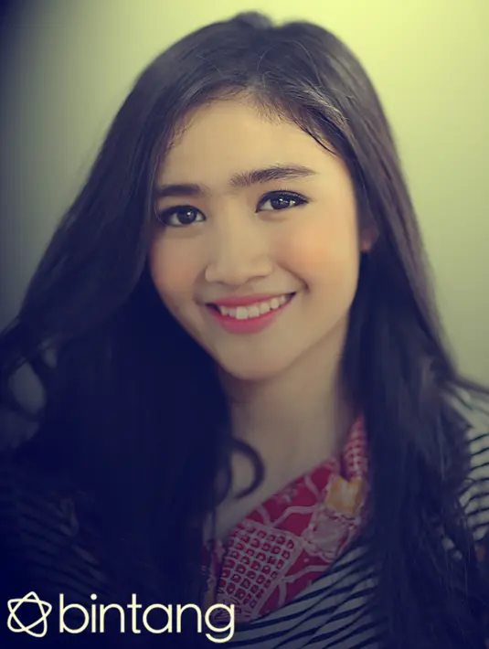 Selain  diberi masukan, Febby menceritakan bentuk dukungan lain orangtuanya seperti mengantar dan menemaninya syuting. Baginya hal tersebut sangat penting untuk menjadikan dirinya seperti sekarang. (Andy Masela/Bintang.com)