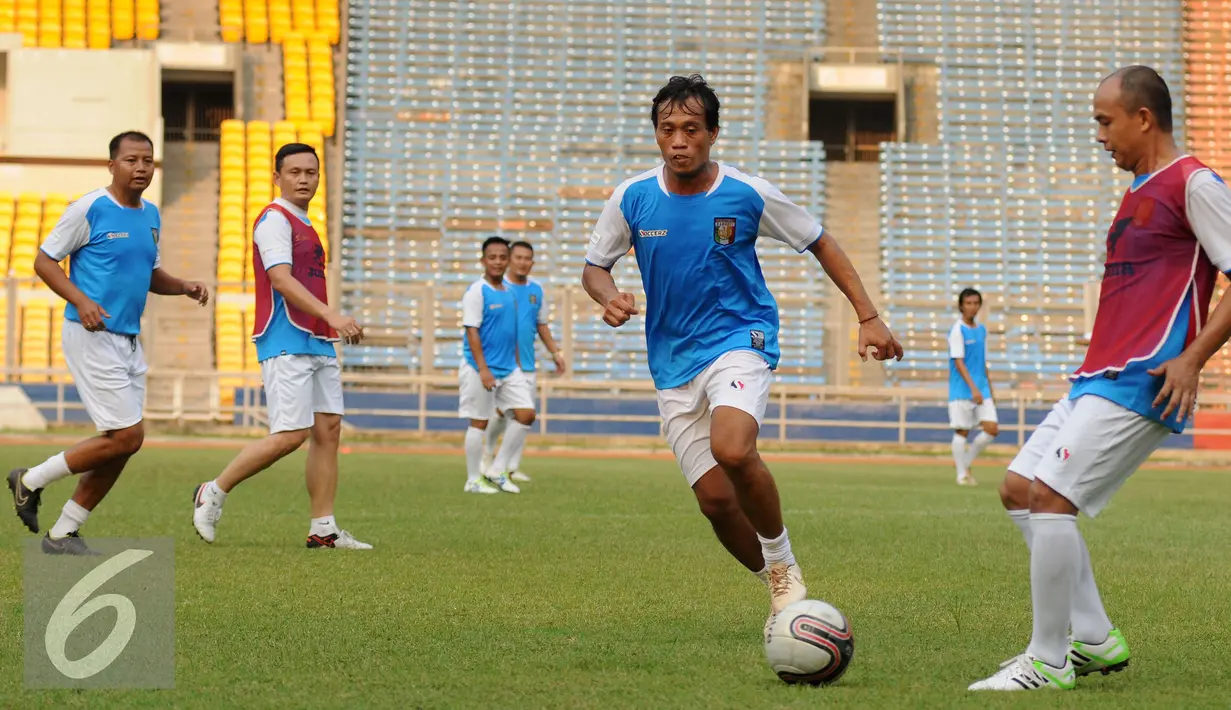 Pesepakbola Indonesia yang tergabung dalam Primavera Baretti melakukan latihan di Stadion GBK Jakarta, Kamis (19/5/2016). Primavera Baretti akan melakoni laga persahabatan melawan para legenda Italia, Sabtu (21/5). (Liputan6.com/Helmi Fithriansyah)